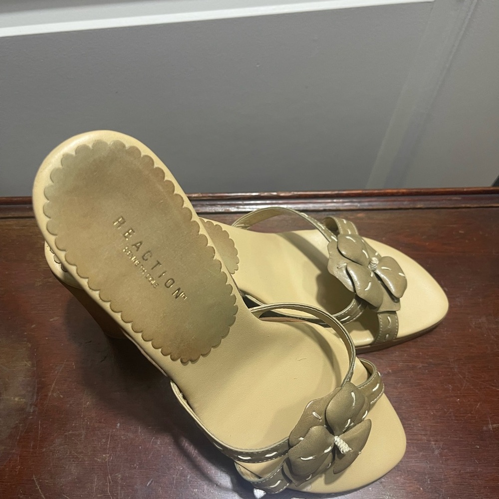 Kenneth Cole Reaction Tan Sandals with Metallic Bow